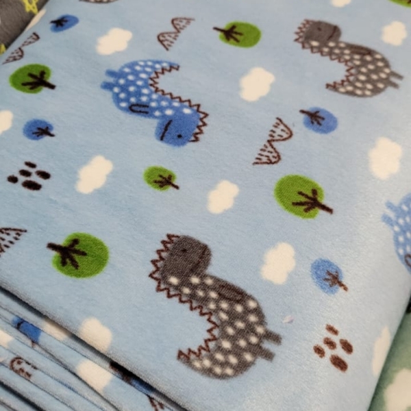 Tecido Plush Estampado Dinossauro Fundo Azul - Image 4