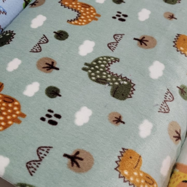 Tecido Plush Estampado Dinossauro Fundo Verde