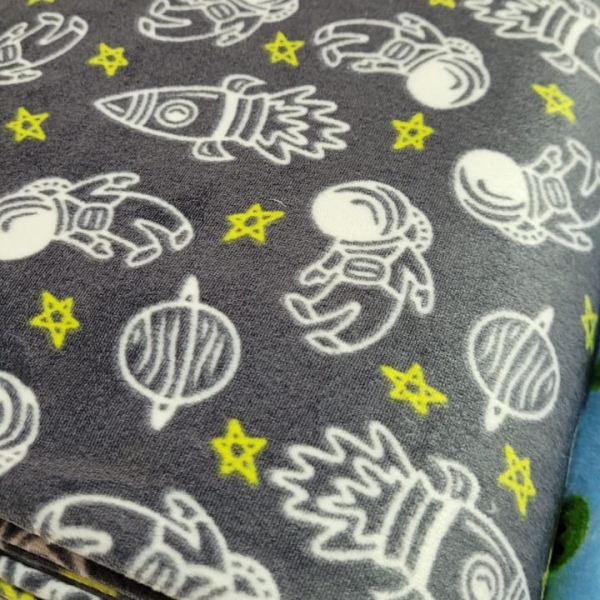 Tecido Plush Estampado Foguete Fundo Cinza