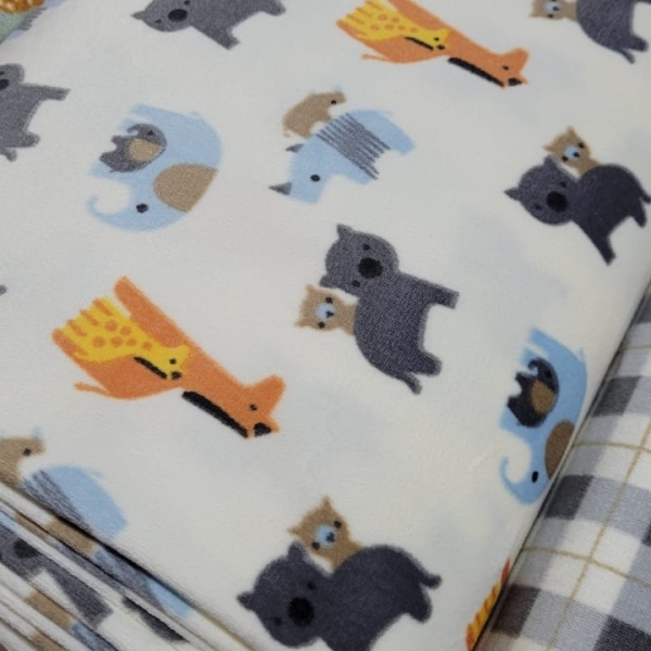 Tecido Plush Estampado Animais Fundo Off-White 1 Metro