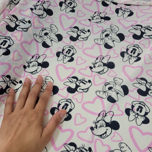 Tecido Malha Pv Estampada Minnie e Coração 1 Metro - Image 3